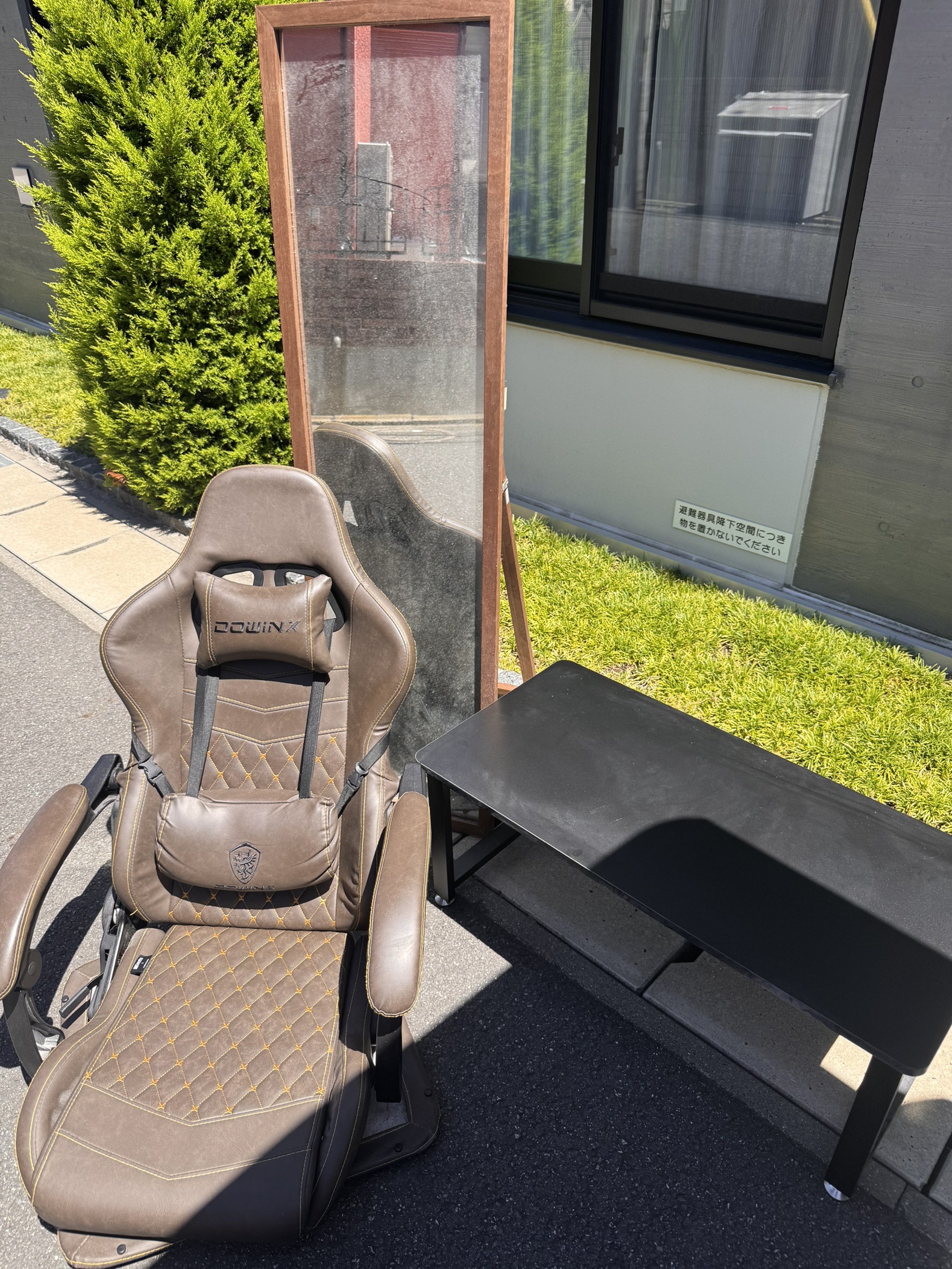 千葉県四街道市での不用品回収の作業写真（鏡、ゲーミングチェア、ローテーブル）