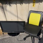 不用品回収の作業写真（チェア、テレビ）