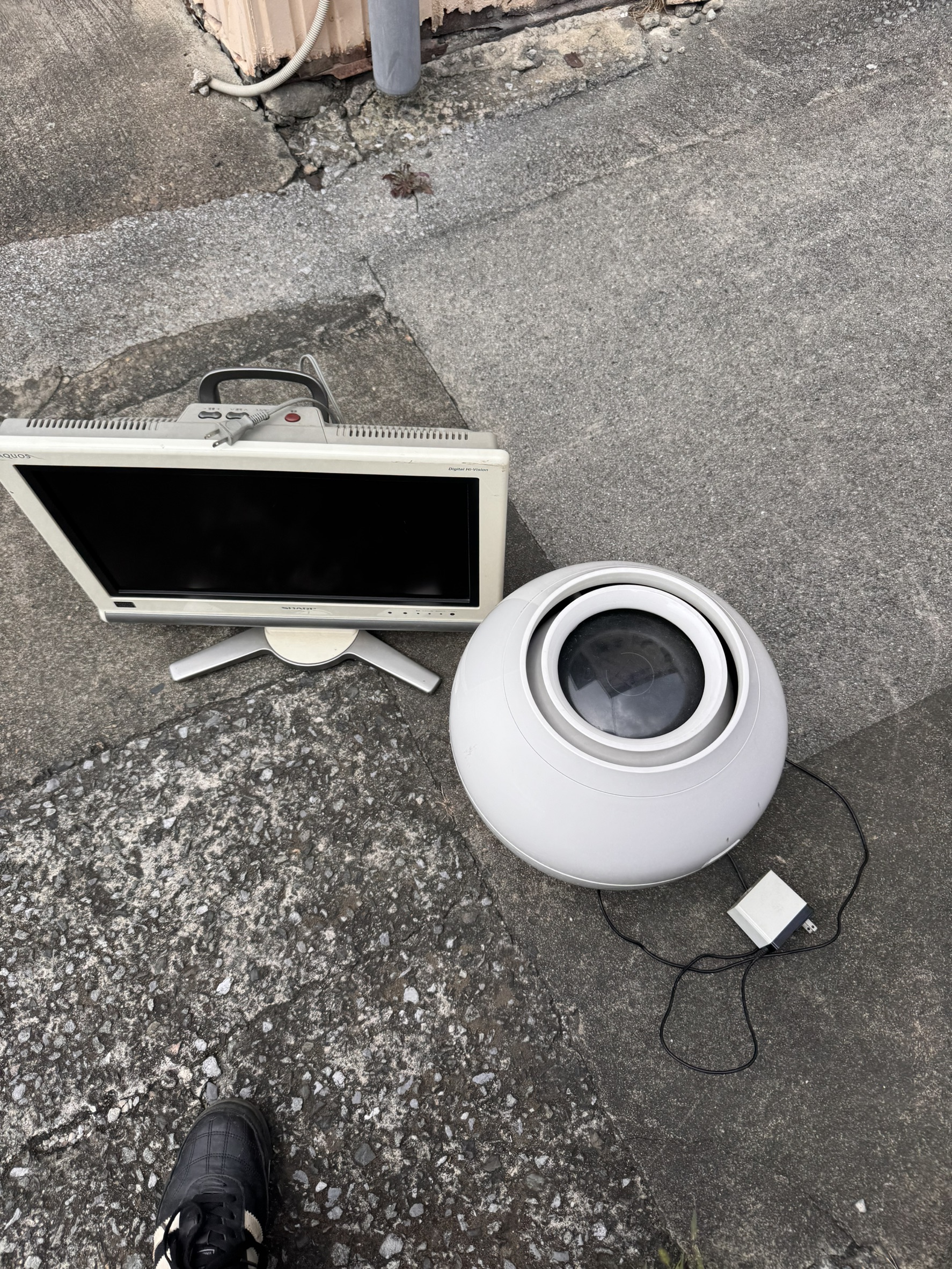 千葉県船橋市での不用品回収の作業写真（加湿器、テレビ）