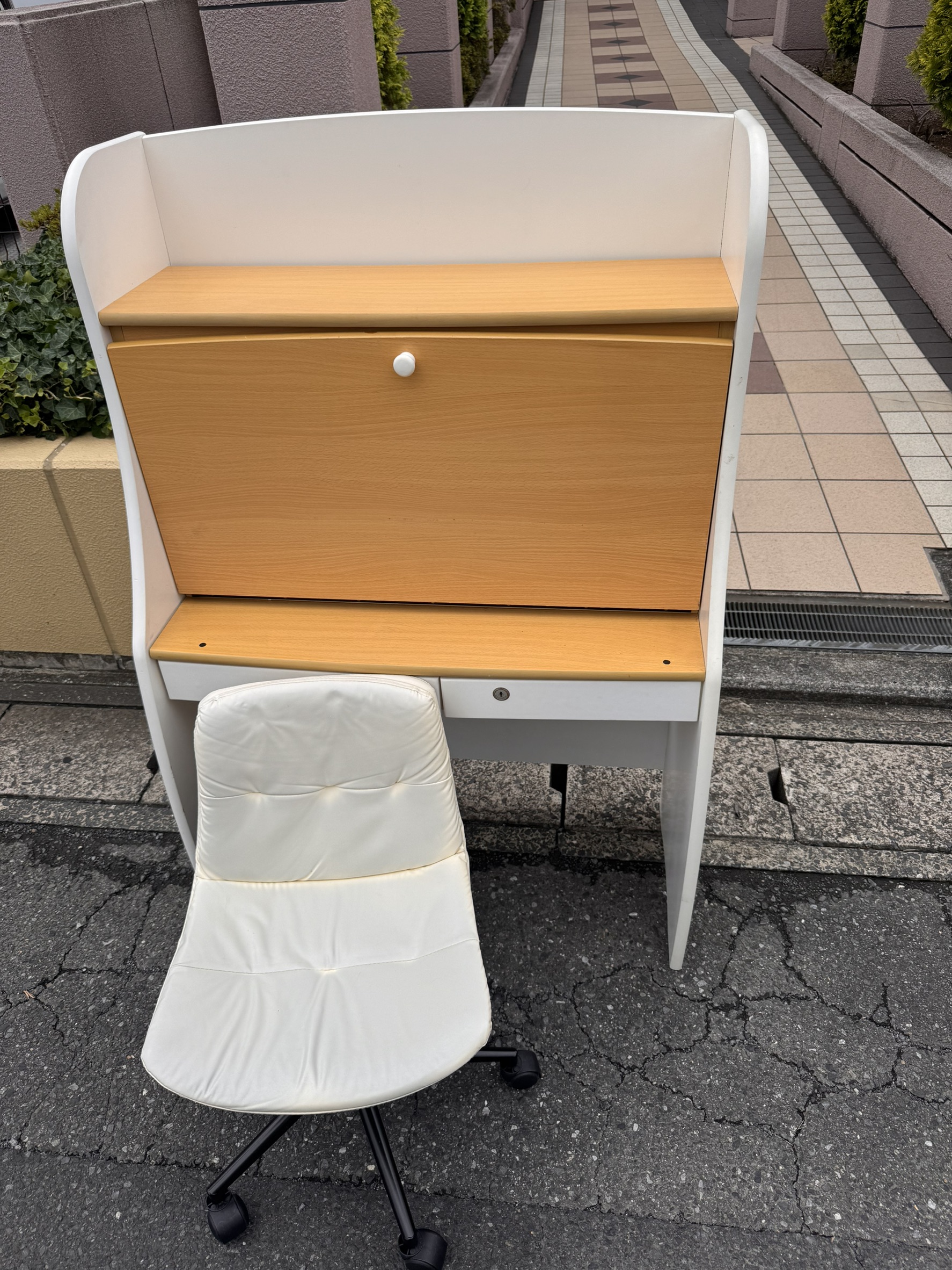 千葉県柏市での不用品回収の作業写真（ライディングデスク、椅子）