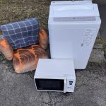 千葉県松戸市での不用品回収の作業写真（座椅子、洗濯機、電子レンジ）