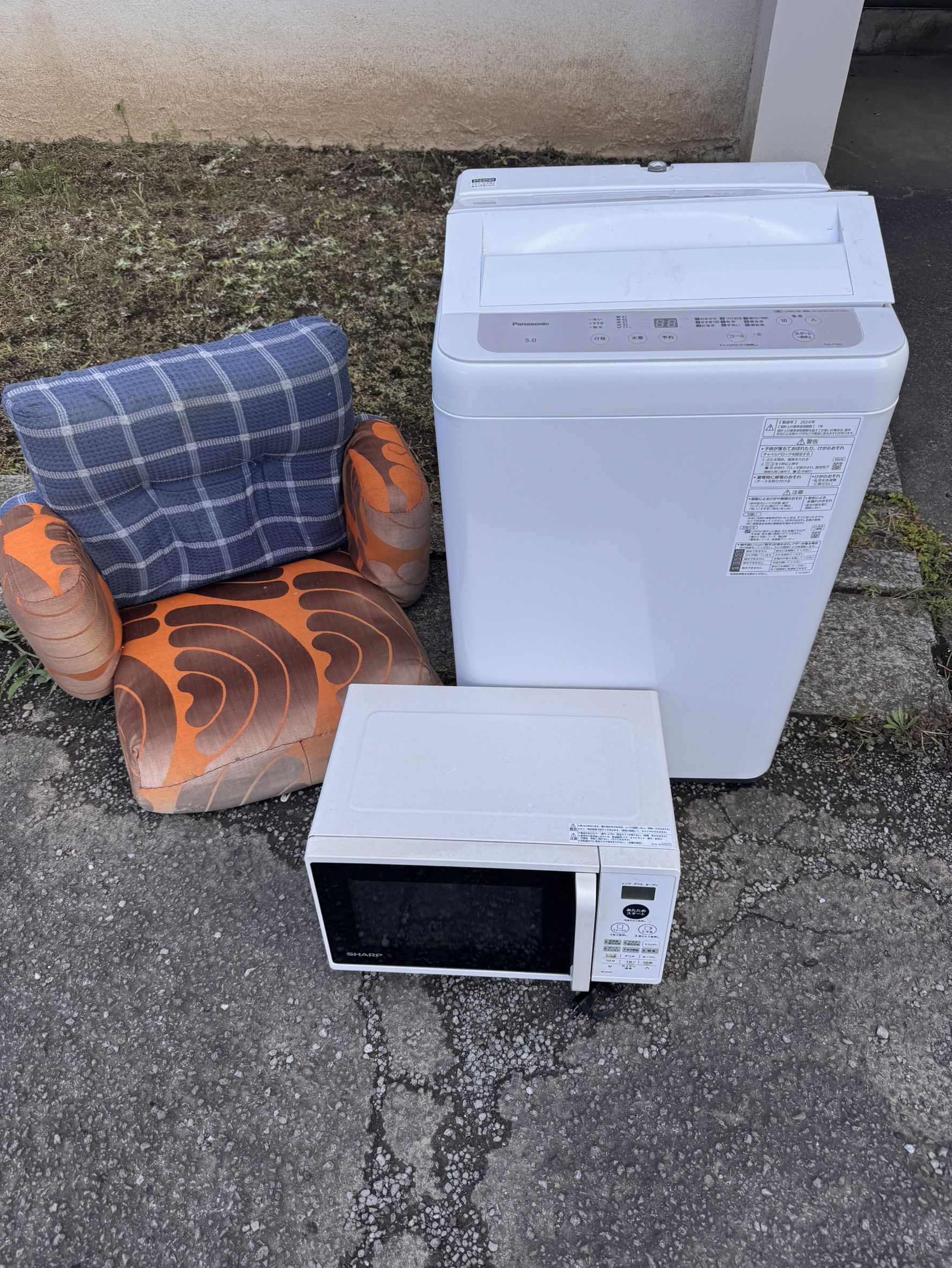 千葉県松戸市での不用品回収の作業写真（座椅子、洗濯機、電子レンジ）