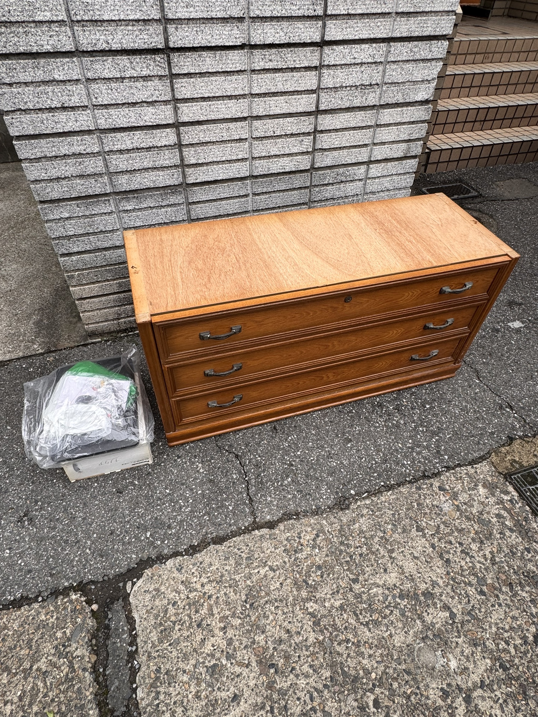千葉県船橋市での不用品回収の作業写真（スチーマー、タンス一部、ポータブルDVDプレイヤー）