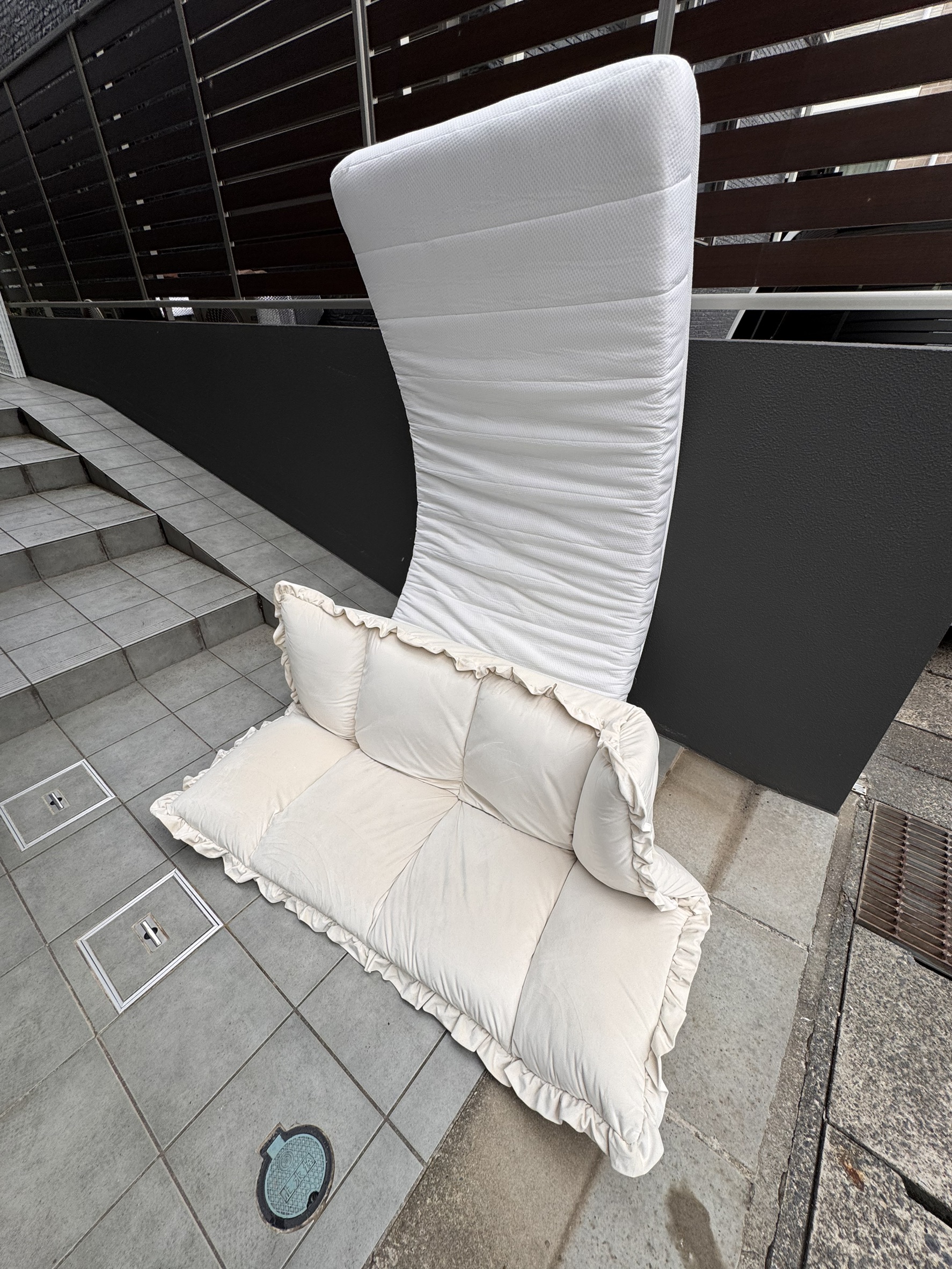千葉県市川市での不用品回収の作業写真（マットレス、ソファ）