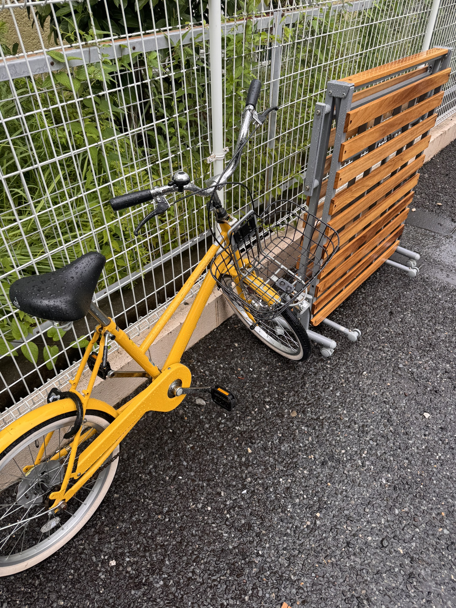 千葉県四街道市での不用品回収の作業写真（自転車、折りたたみベッド）