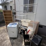 千葉県市川市での不用品回収の作業写真（スチールラック、棚、マットレス×2、こたつ、椅子、ランドリーラック、洗濯機、毛布）
