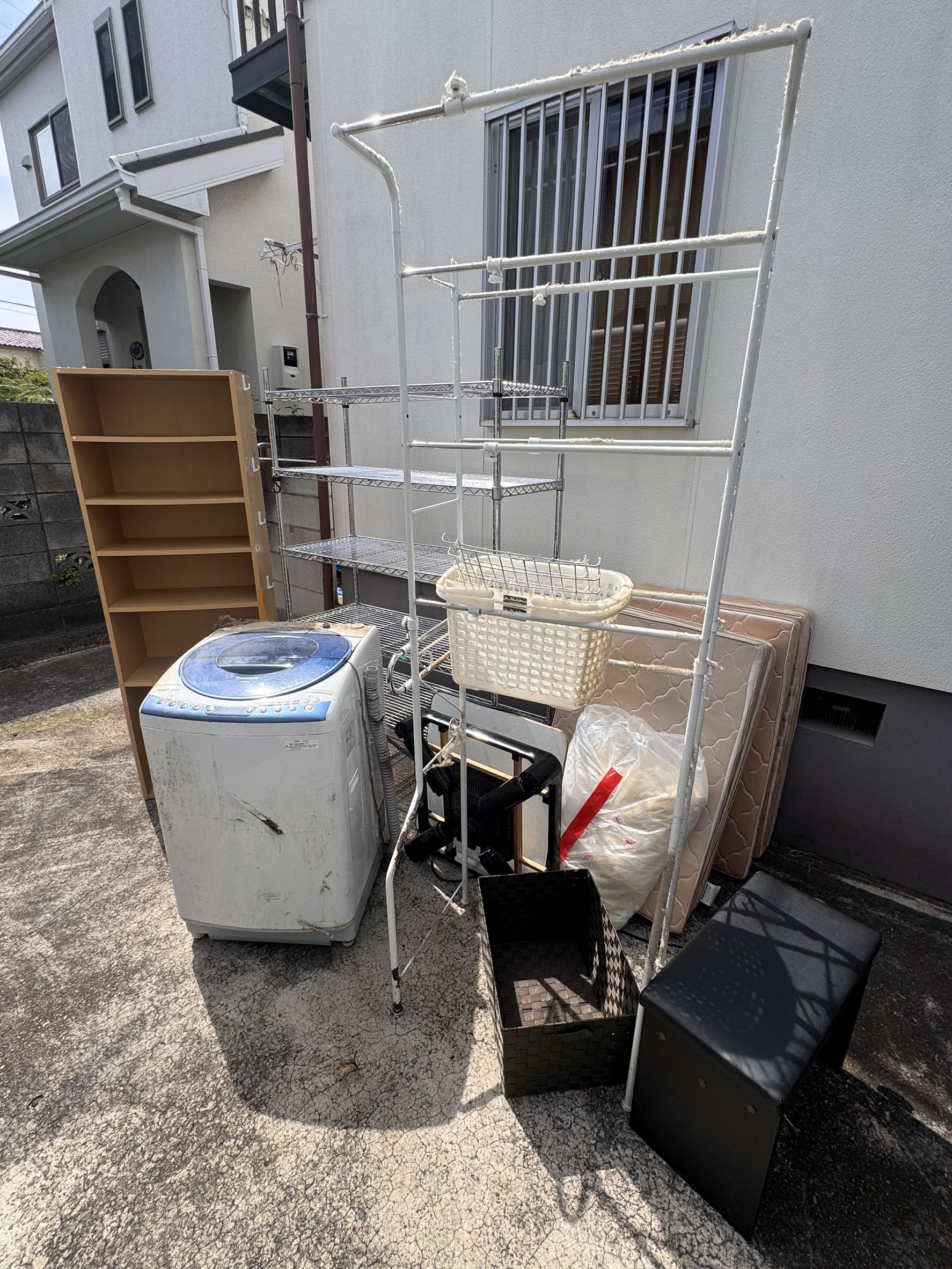 千葉県市川市での不用品回収の作業写真（スチールラック、棚、マットレス×2、こたつ、椅子、ランドリーラック、洗濯機、毛布）