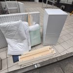 千葉県市川市での不用品回収の作業写真（冷蔵庫、布団、ベッドフレーム）
