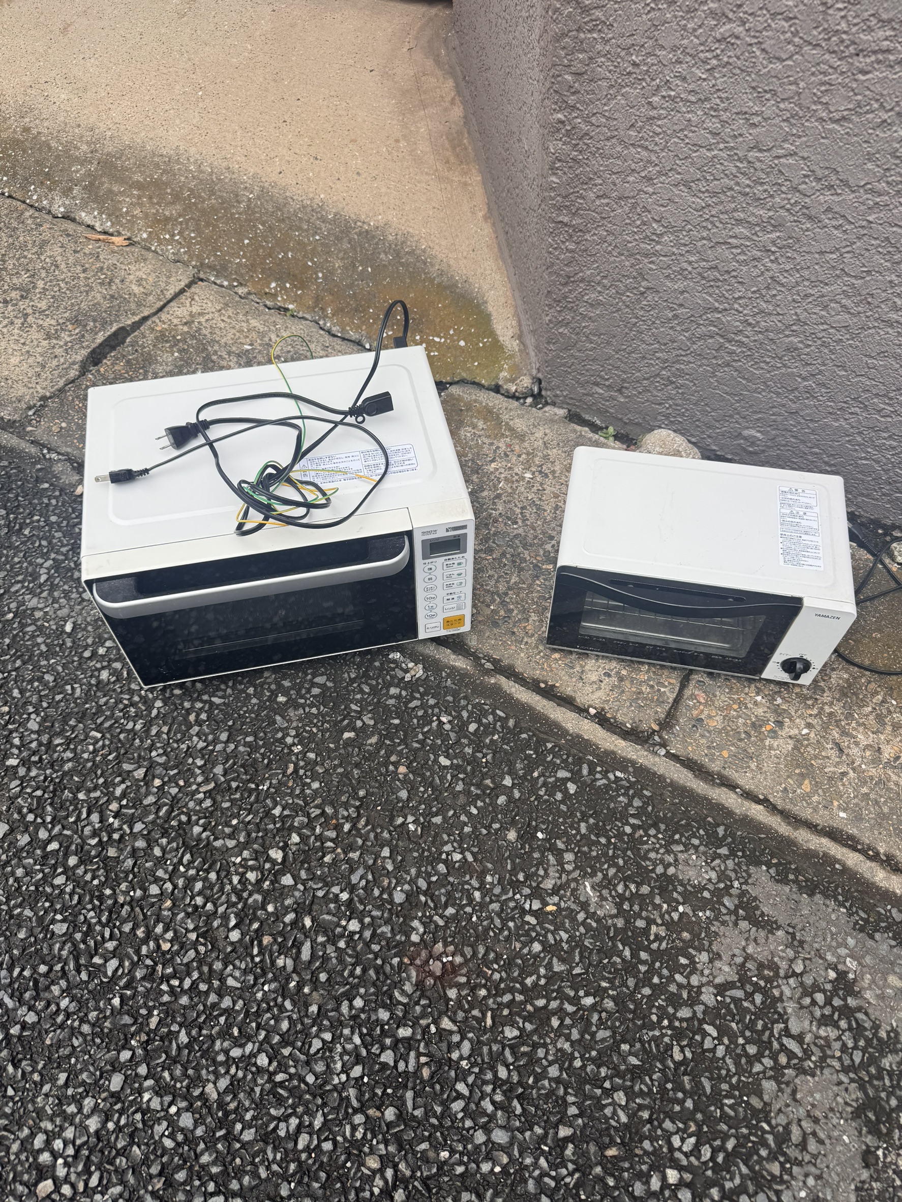 千葉県千葉市での不用品回収の作業写真（電子レンジ、トースター）