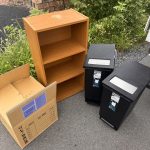 不用品回収の作業写真（棚、ゴミ箱×2、食器(段ボール内)）