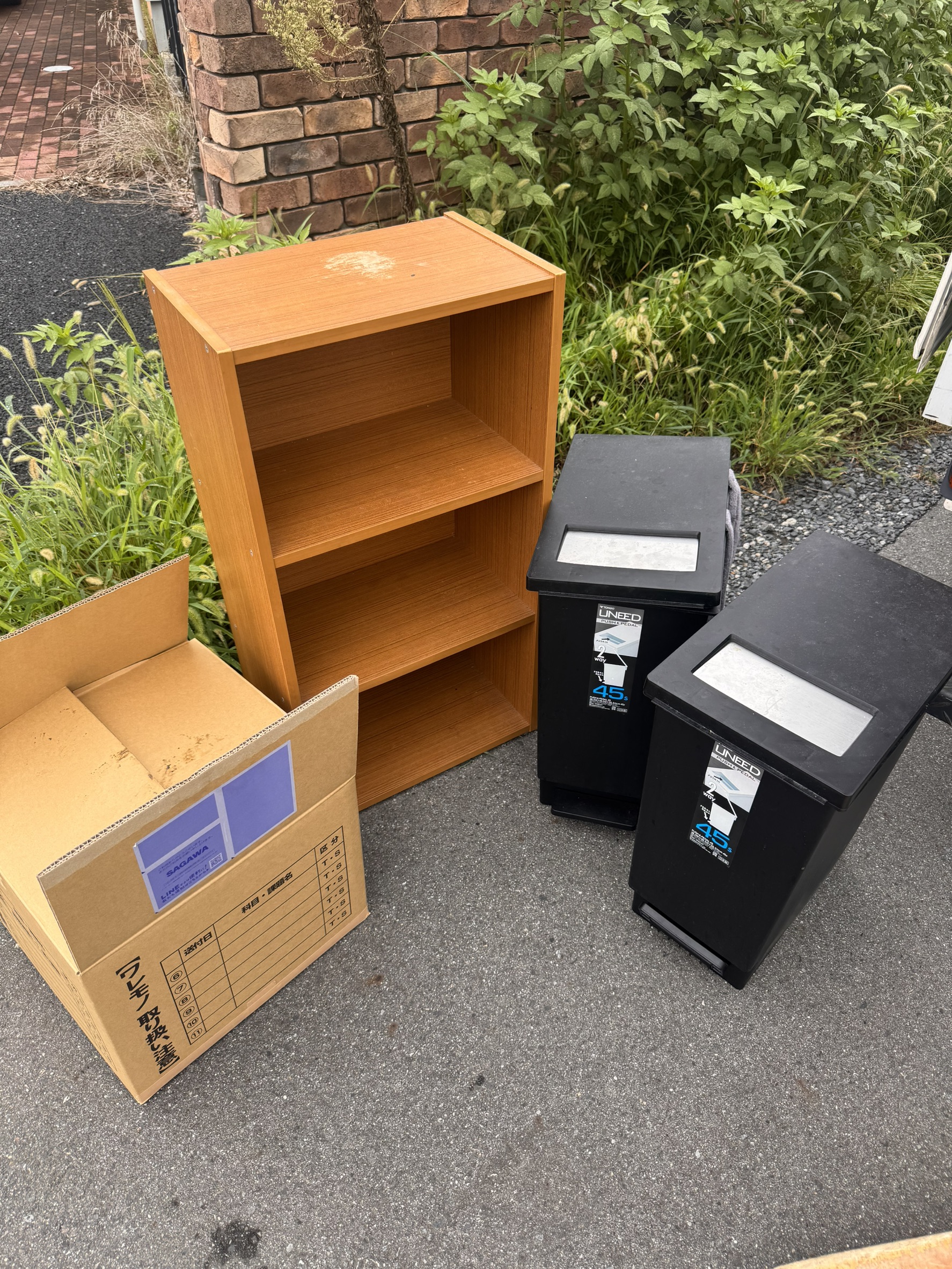 千葉県八街市での不用品回収の作業写真（棚、ゴミ箱×2、食器(段ボール内)）