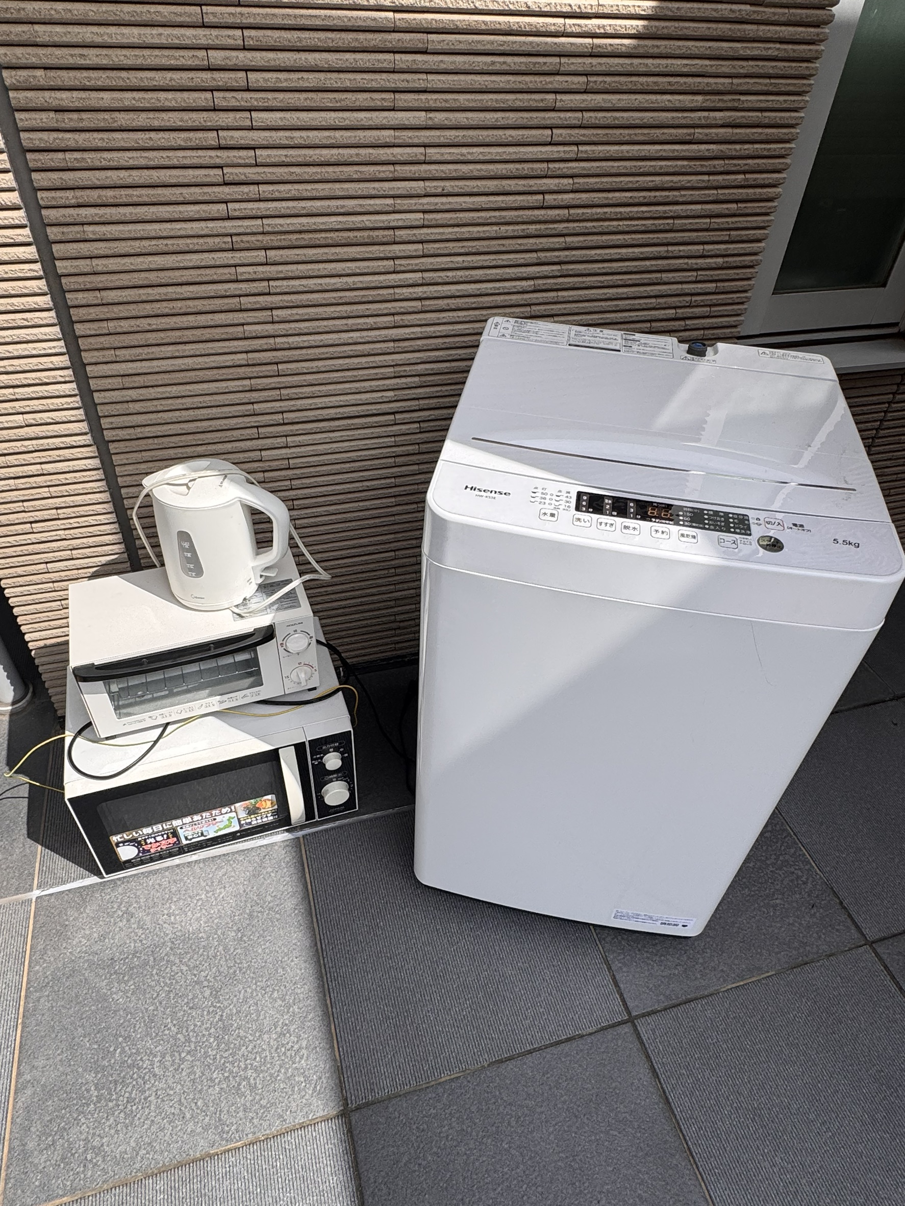 千葉県柏市での不用品回収の作業写真（洗濯機、トースター、電子レンジ、ケトル）