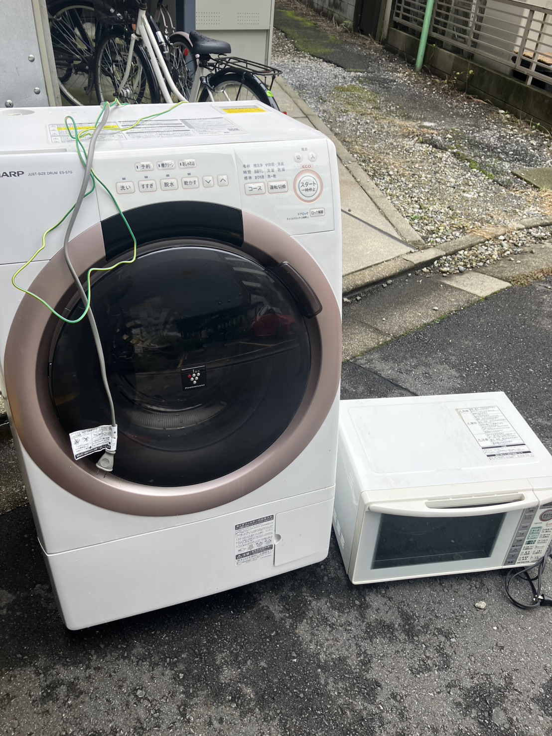 千葉県八千代市での不用品回収の作業写真（ドラム式洗濯機、電子レンジ）