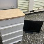 千葉県市原市での不用品回収の作業写真（衣装ケース、テレビ）