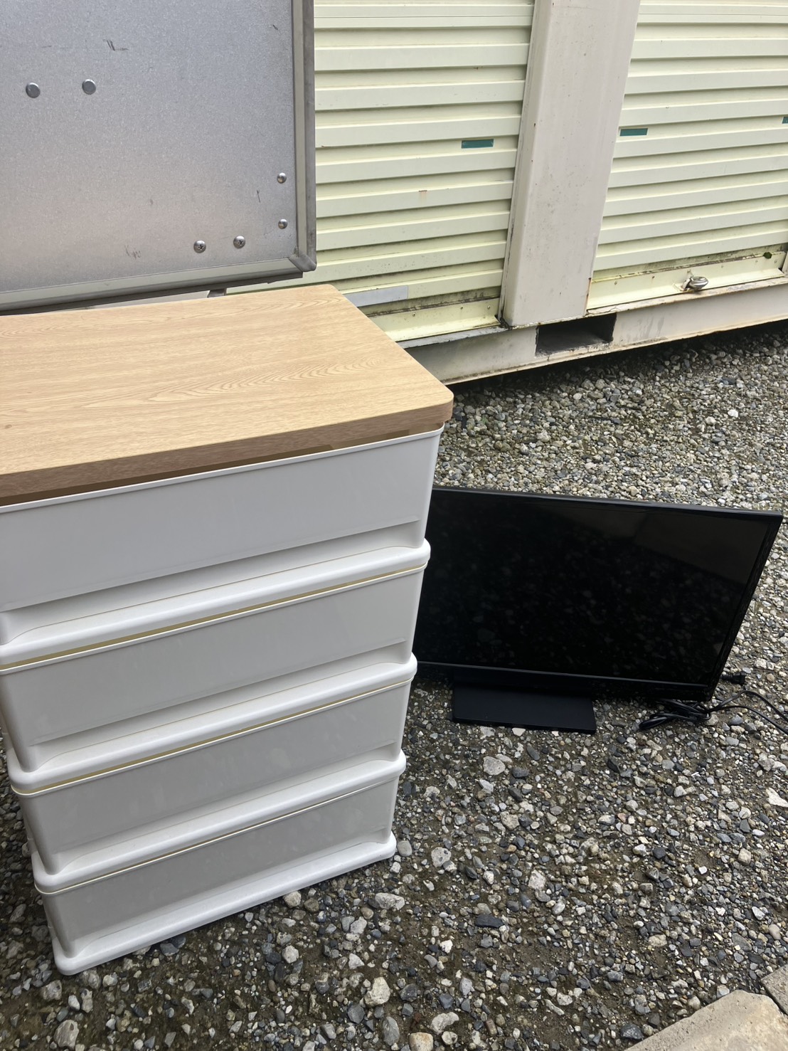 千葉県市原市での不用品回収の作業写真（衣装ケース、テレビ）