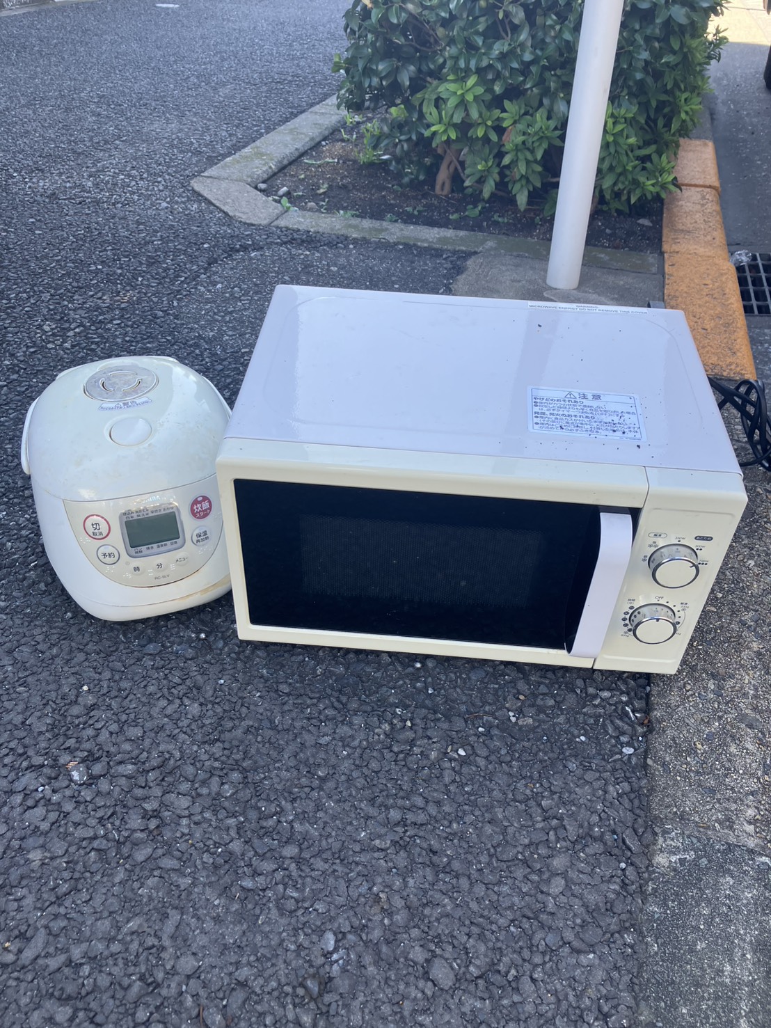 千葉県茂原市での不用品回収の作業写真（炊飯器、電子レンジ）