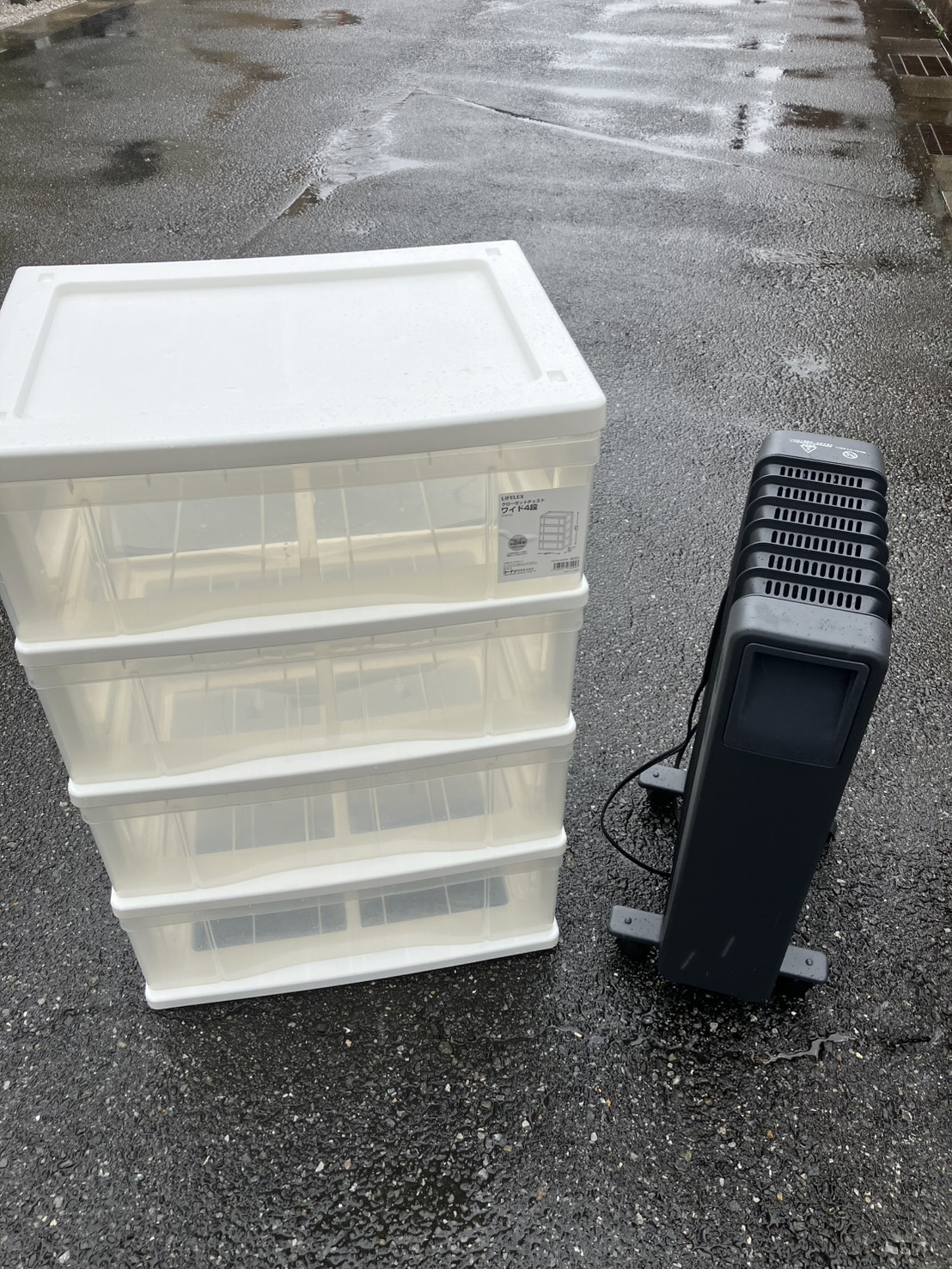 千葉県市原市での不用品回収の作業写真（衣装ケース、オイルヒーター）