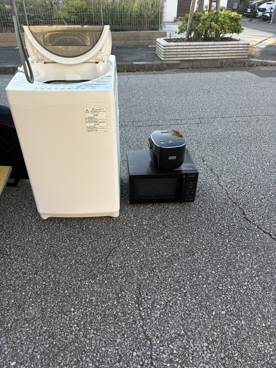 千葉県柏市での不用品回収の作業写真（洗濯機、炊飯器、電子レンジ）