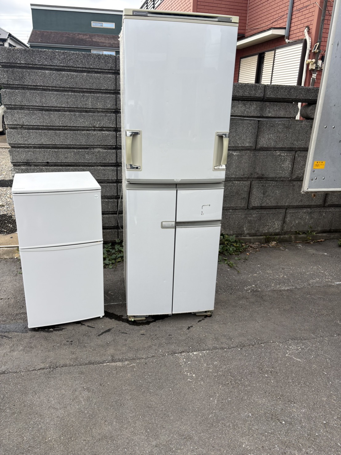 千葉県浦安市での不用品回収の作業写真（4ドア冷蔵庫、2ドア冷蔵庫）