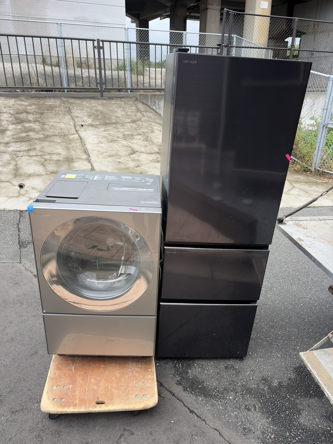 千葉県八千代市での不用品回収の作業写真（ドラム式洗濯機、冷蔵庫）
