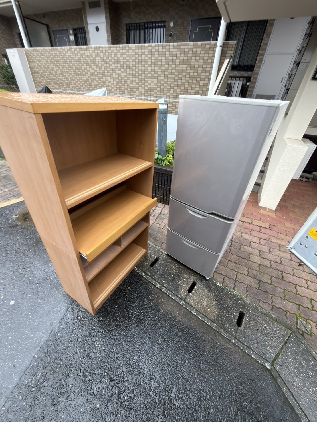 千葉県習志野市での不用品回収の作業写真（冷蔵庫、棚）