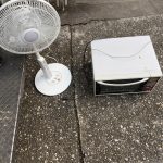 千葉県千葉市稲毛区での不用品回収の作業写真（扇風機、電子レンジ）