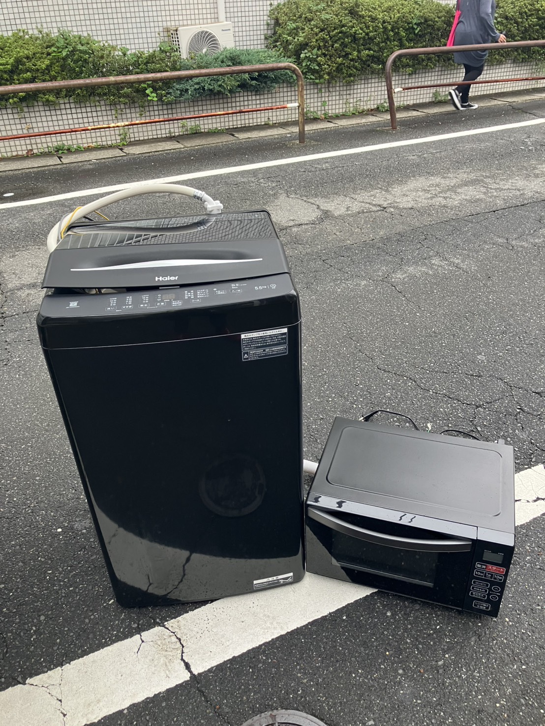 千葉県佐倉市での不用品回収の作業写真（洗濯機、電子レンジ）