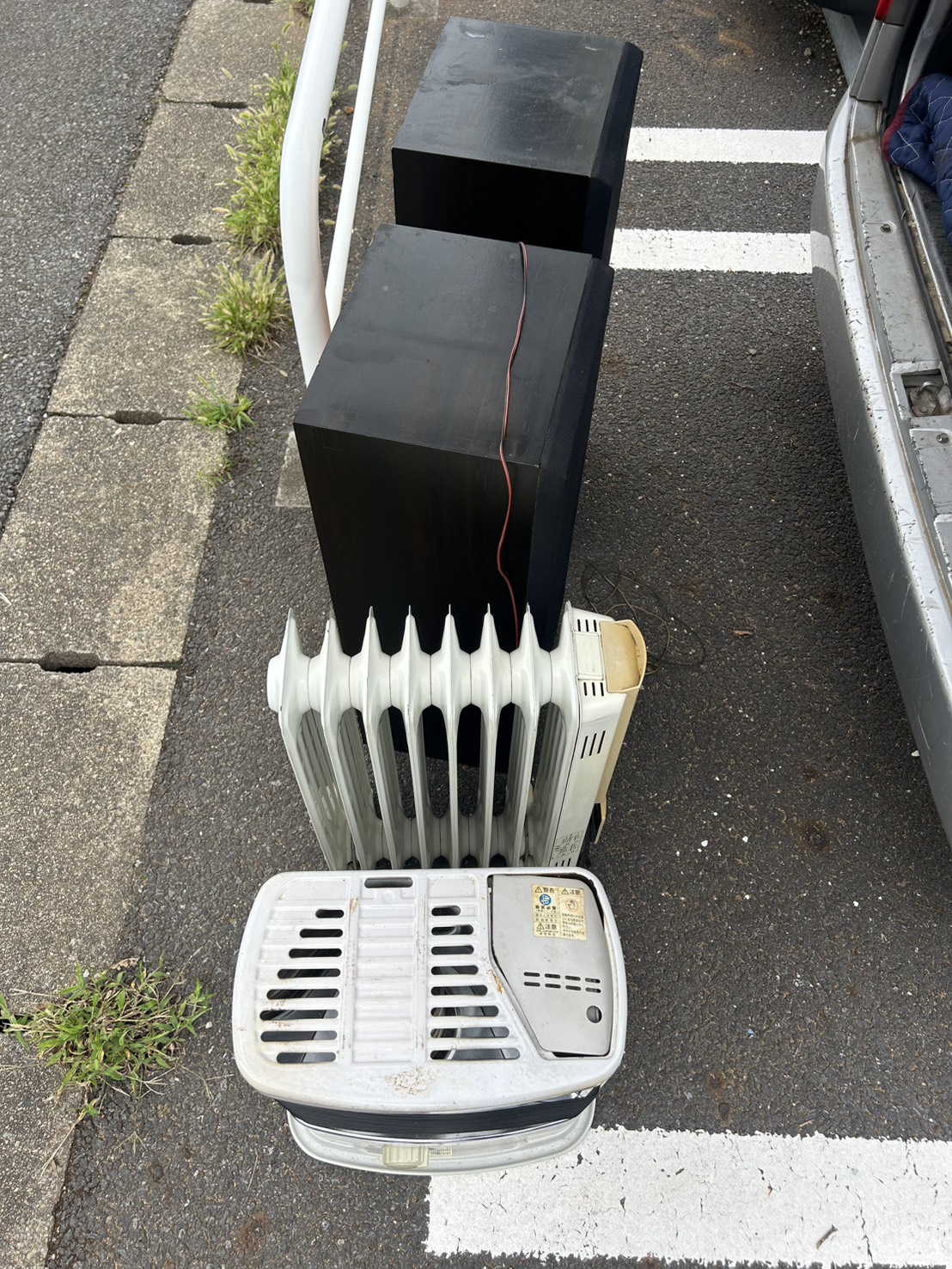 千葉県柏市での不用品回収の作業写真（スピーカー×2、ヒーター×2）