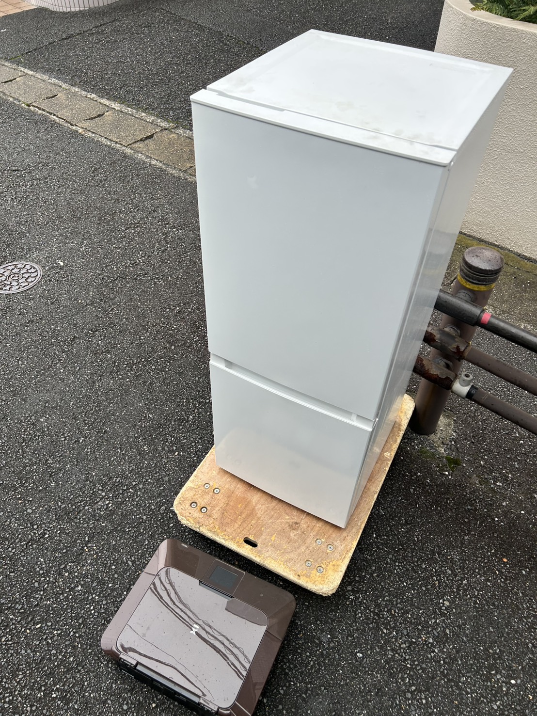 千葉県市川市での不用品回収の作業写真（冷蔵庫、プリンター）