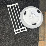 千葉県浦安市での不用品回収の作業写真（シーリングライト、ラックの一部）
