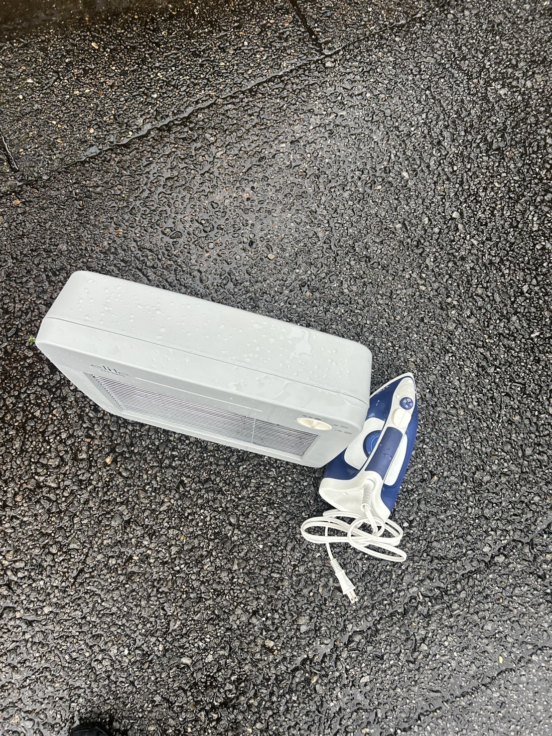 千葉県松戸市での不用品回収の作業写真（ヒーター、アイロン）