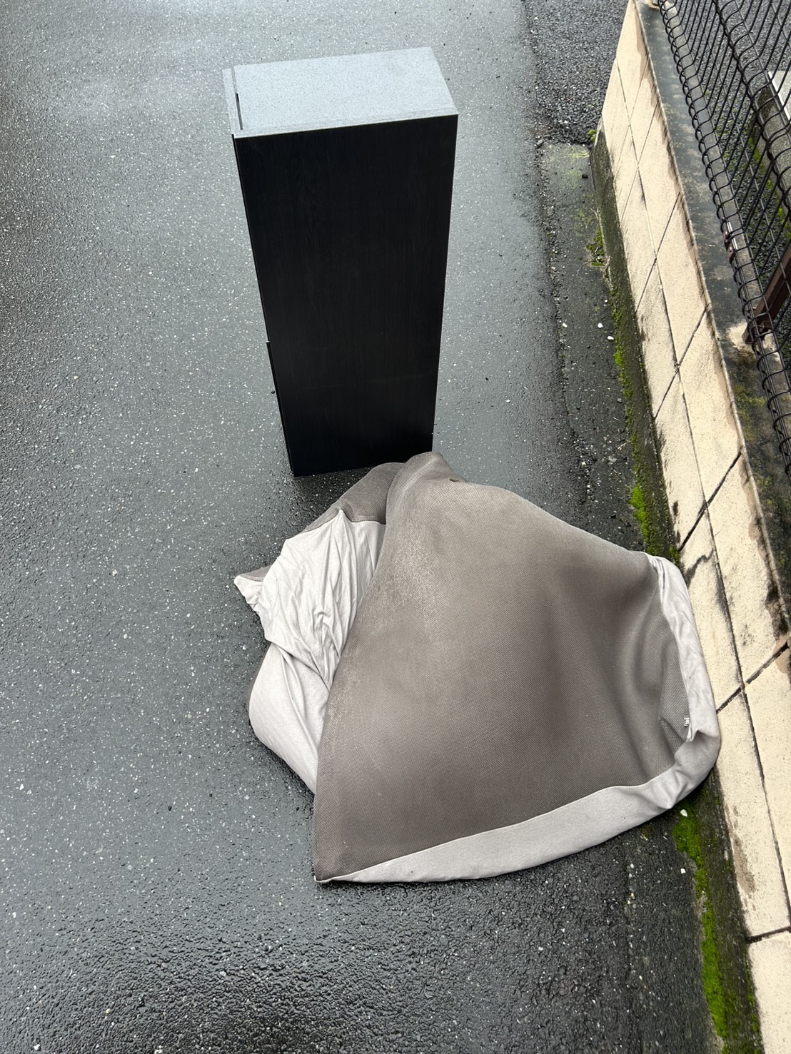 千葉県流山市での不用品回収の作業写真（マットレス、テレビ台）