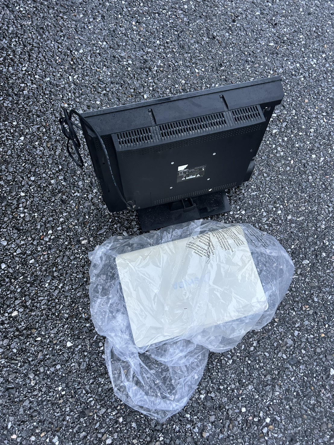 千葉県船橋市での不用品回収の作業写真（テレビ、ノートPC）