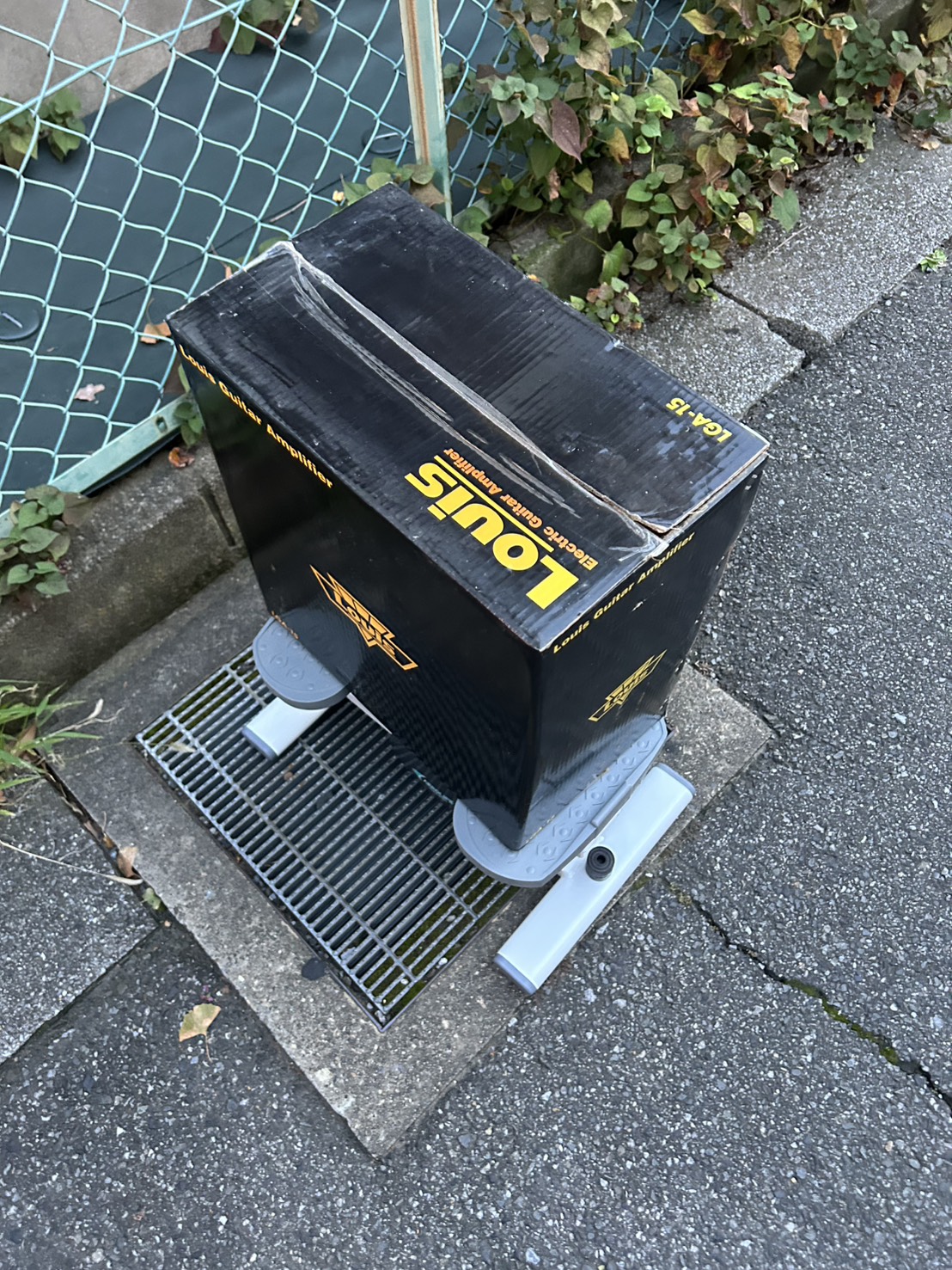 千葉県船橋市での不用品回収の作業写真（アンプ、ステッパー）
