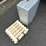 千葉県浦安市での不用品回収の作業写真（スーツケース、すのこ）