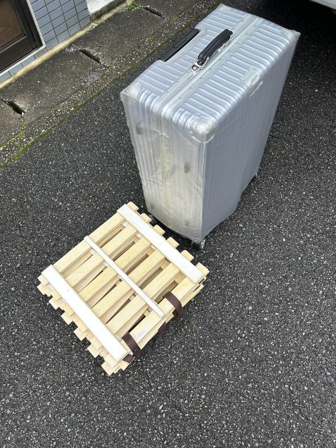 千葉県浦安市での不用品回収の作業写真（スーツケース、すのこ）