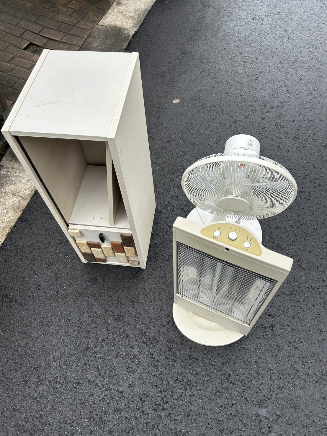 千葉県船橋市での不用品回収の作業写真（テレビ台、小家電×2）