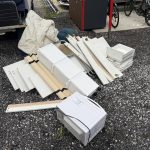 千葉県八街市での不用品回収の作業写真（ベッドフレーム、電子レンジ、ソファ、布団、棚）