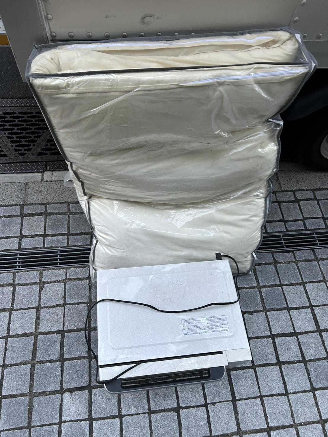 千葉県習志野市での不用品回収の作業写真（マット、レンジ）