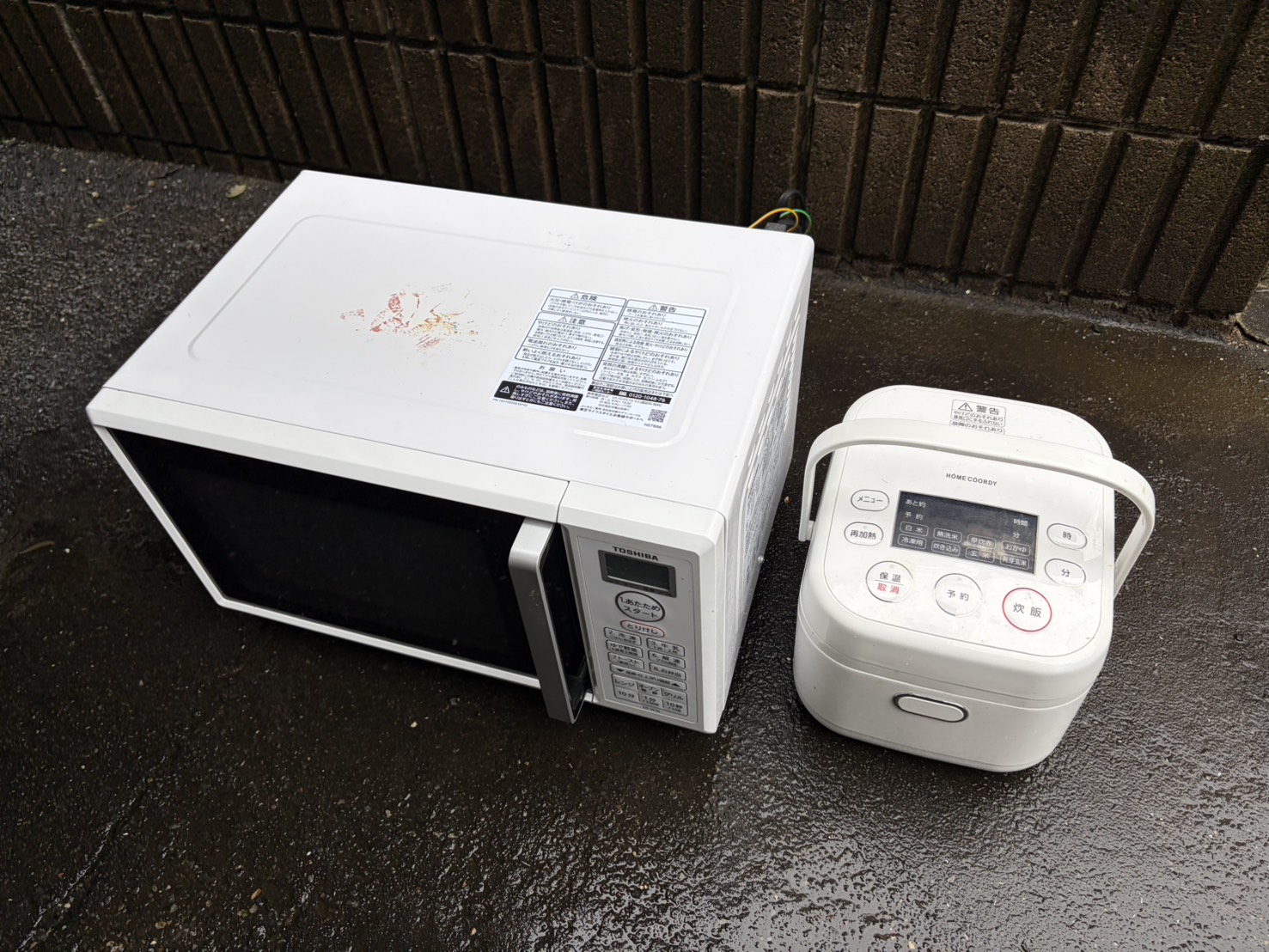 千葉県松戸市での不用品回収の作業写真（レンジ、炊飯器）