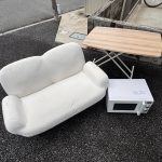 千葉県八千代市での不用品回収の作業写真（電子レンジ、ソファ、ローテーブル）