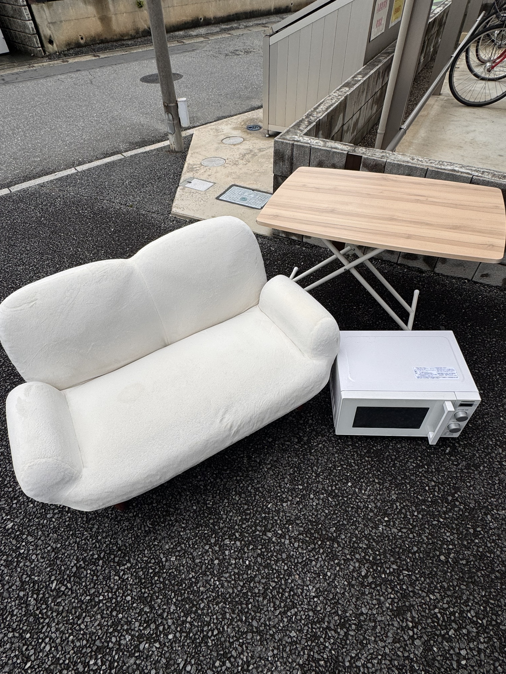 千葉県八千代市での不用品回収の作業写真（電子レンジ、ソファ、ローテーブル）