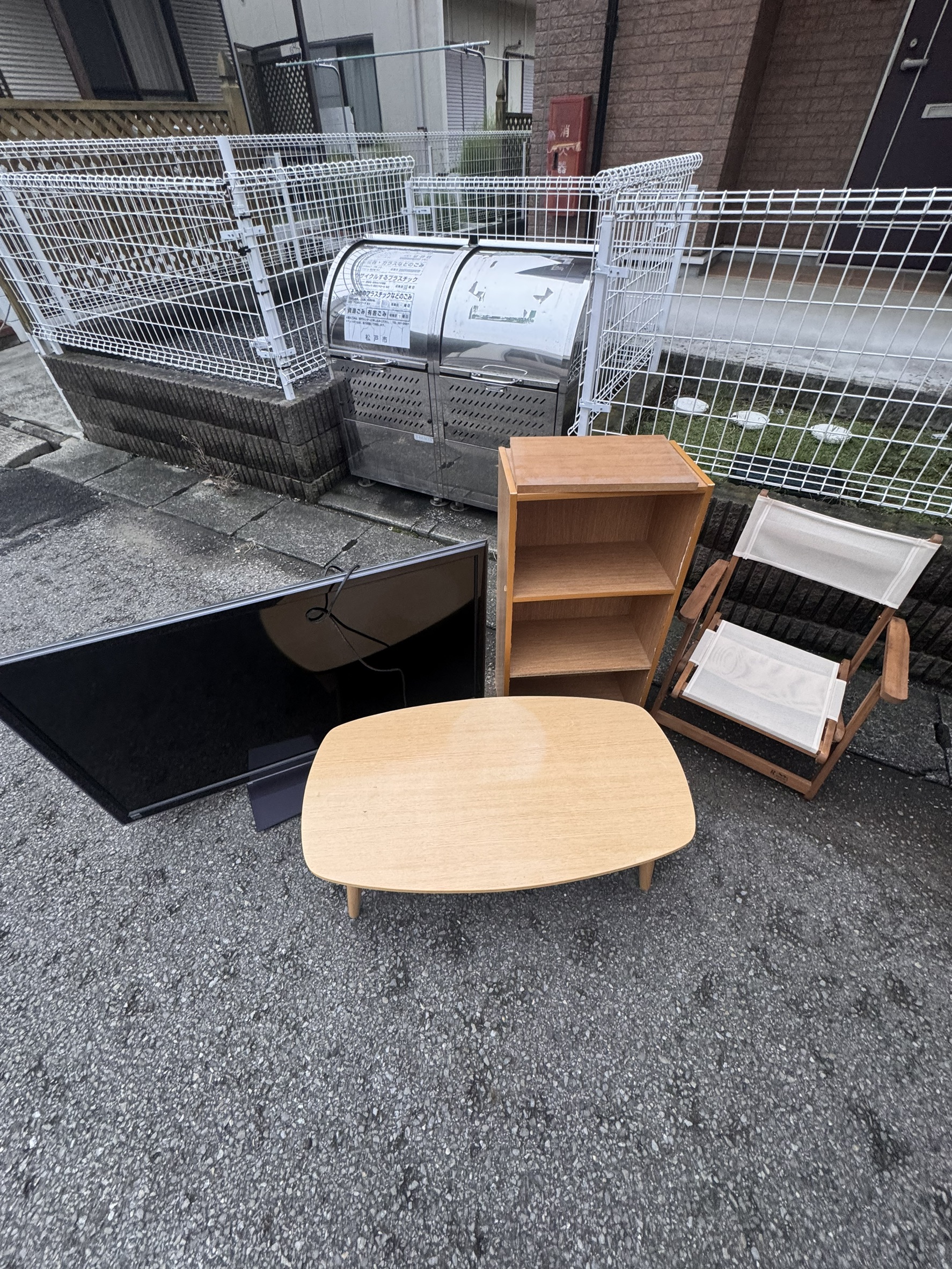千葉県流山市での不用品回収の作業写真（椅子、棚、ローテーブル、TV）