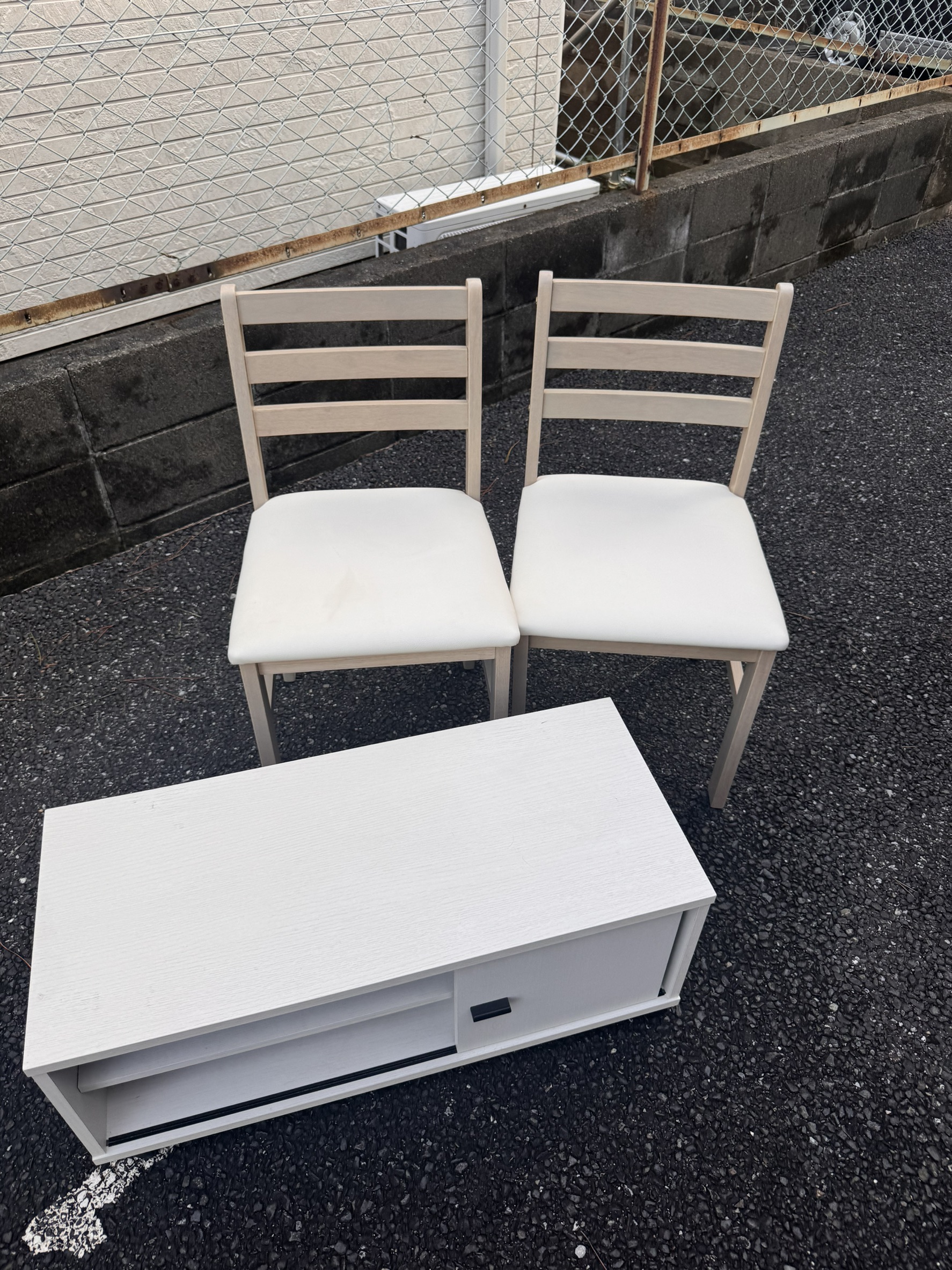 千葉県八千代市での不用品回収の作業写真（椅子×2、テレビ台）