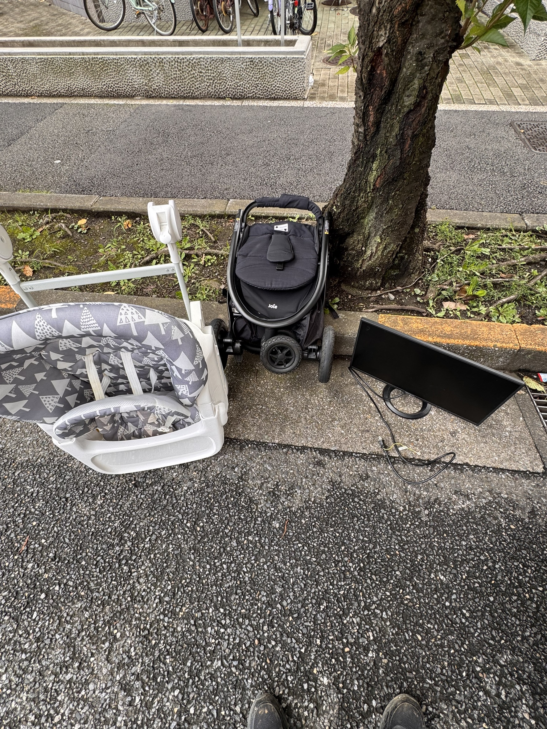 千葉県浦安市での不用品回収の作業写真（ベビーカー×2.モニタ）