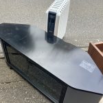 千葉県千葉市稲毛区での不用品回収の作業写真（テレビ台、ヒーター）