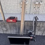 千葉県習志野市での不用品回収の作業写真（掃除機、絨毯、TV、プリンター）