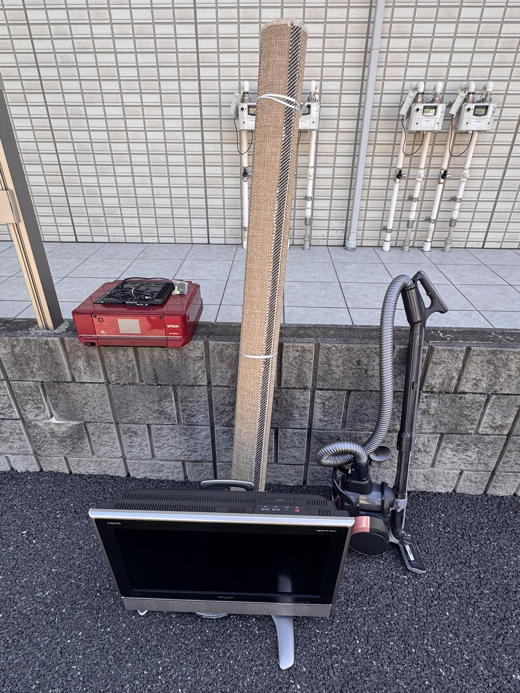 千葉県習志野市での不用品回収の作業写真（掃除機、絨毯、TV、プリンター）