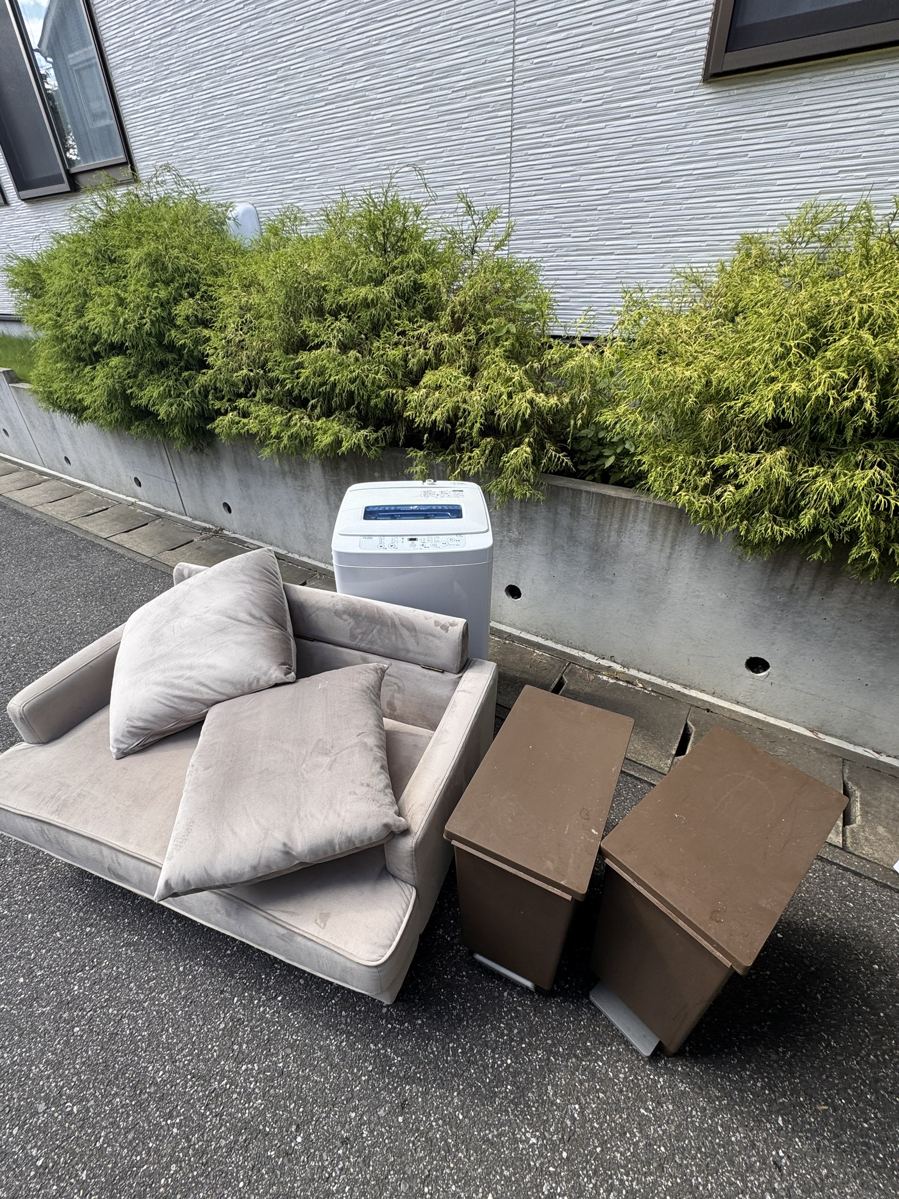 千葉県野田市での不用品回収の作業写真（ゴミ箱×2、ソファ、洗濯機）
