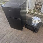 千葉県習志野市での不用品回収の作業写真（冷蔵庫、ケトル、電子レンジ）